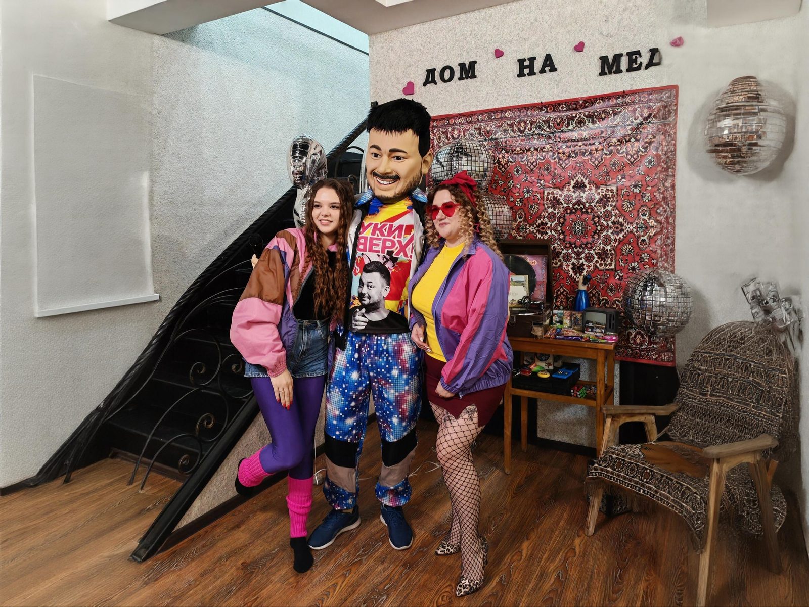 Два пародийных персонажа на праздничной площадке
